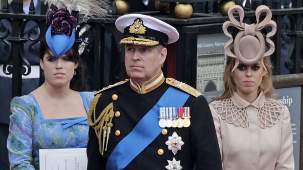 Британский принц Эндрю и его дочери, принцесса Евгения (слева) и Беатрис в Лондоне - Sputnik Казахстан