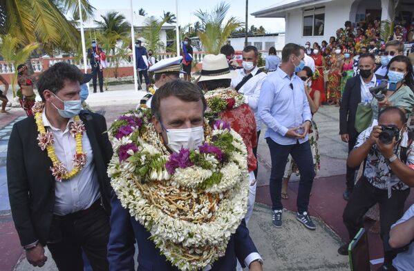 Президент Франции Эммануэль Макрон в ожерельях с цветами и ракушками, Французская Полинезия - Sputnik Казахстан