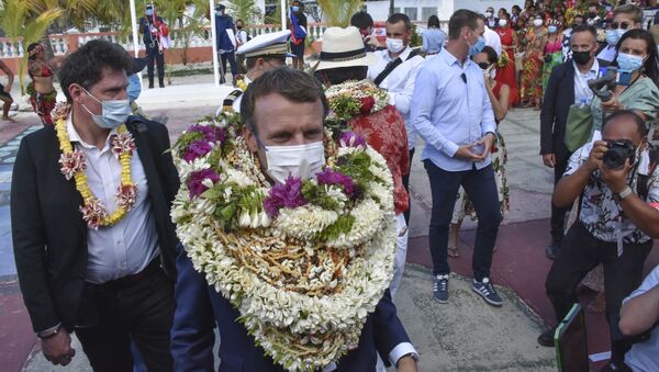 Президент Франции Эммануэль Макрон в ожерельях с цветами и ракушками, Французская Полинезия - Sputnik Қазақстан