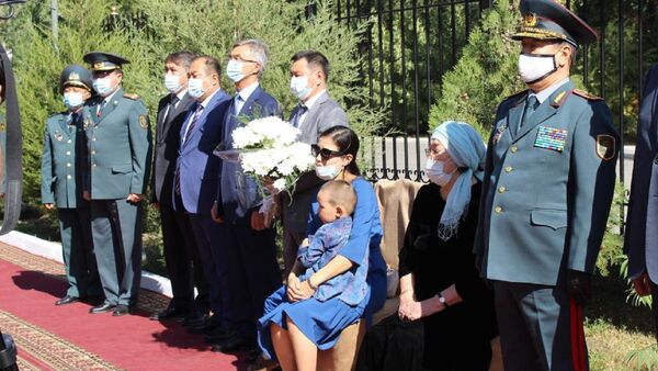 В Таразе почтили память погибшего при взрывах военного прокурора - Sputnik Казахстан
