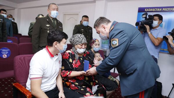 Глава МЧС вручил госнаграды семьям пожарных, погибших от взрывов на военном складе - Sputnik Казахстан