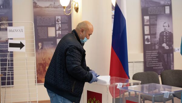 Избиратели на одном из участков голосуют на выборах в Госдуму России  - Sputnik Казахстан