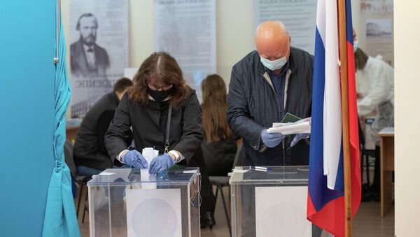 Избиратели на одном из участков голосуют на выборах в Госдуму России   - Sputnik Қазақстан