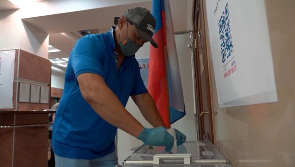 Костыли не помешали россиянину за рубежом проголосовать на выборах в Госдуму - Sputnik Казахстан