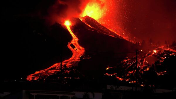 Шлейф дыма поднимается после извержения вулкана в национальном парке Кумбре Вьеха в Эль-Пасо, на Канарском острове Ла-Пальма - Sputnik Казахстан