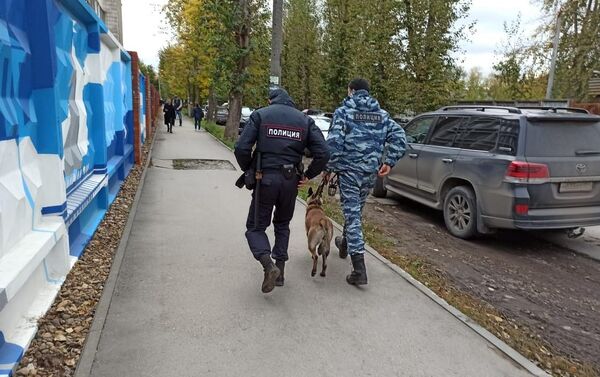 Сотрудники полиции со служебной собакой на улице Перми - Sputnik Казахстан