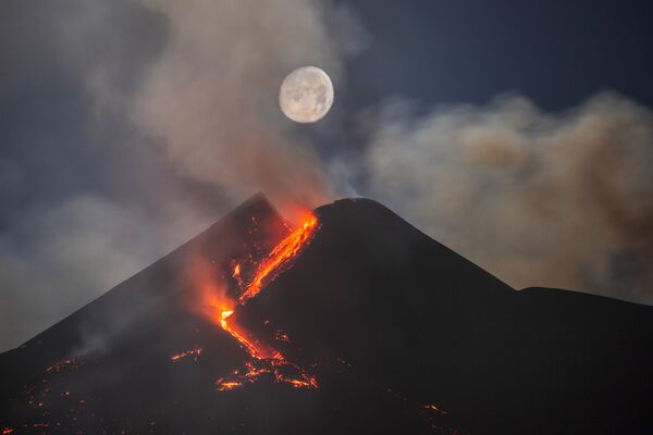 Снимок Moon Over Mount Etna South-East Crater итальянского фотографа Dario Giannobile, занявший второе место в категории Skyscapes конкурса Royal Observatory’s Astronomy Photographer of the Year 13 - Sputnik Казахстан