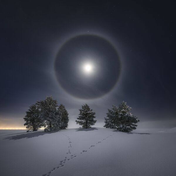 Снимок Lunar Halo шведского фотографа Göran Strand, занявший второе место в категории Our Moon конкурса Royal Observatory’s Astronomy Photographer of the Year 13 - Sputnik Казахстан