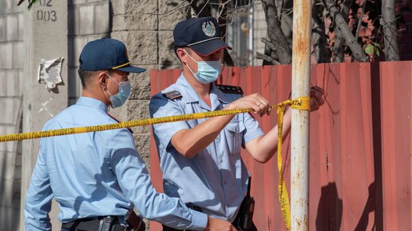 Полицейские на месте стрельбы, которую устроил Игорь Дужнов в Алматы - Sputnik Казахстан