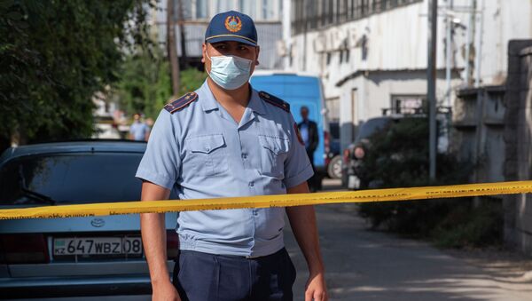 Оцепление места массового убийства, где алматинец расстрелял пять человек, в том числе двух полицейских и судисполнителя - Sputnik Казахстан