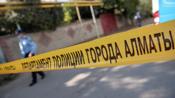 Оцепление места массового убийства, где алматинец расстрелял пять человек, в том числе двух полицейских и судисполнителя - Sputnik Казахстан
