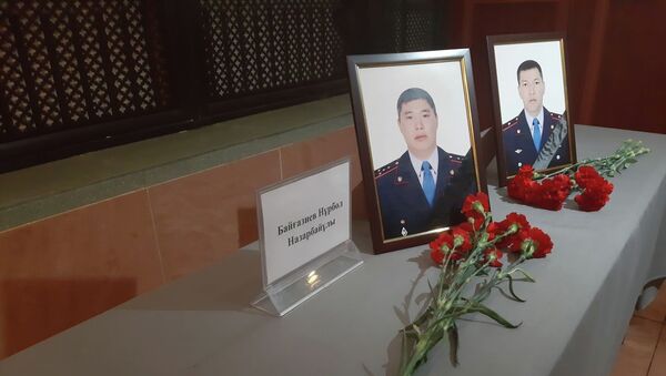 Погибшие в перестрелке полицейские Дархан Сулеев и Нурбол Байгазиев - Sputnik Қазақстан