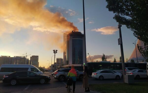 По данным пожарных, горела обшивка на крыше здания.  - Sputnik Казахстан