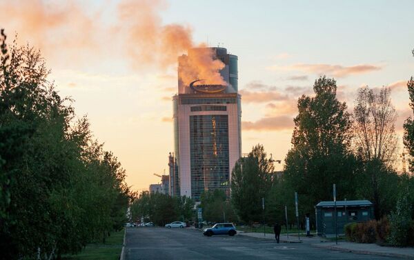 Клубы дыма над зданием корпорации Казахмыс - Sputnik Казахстан