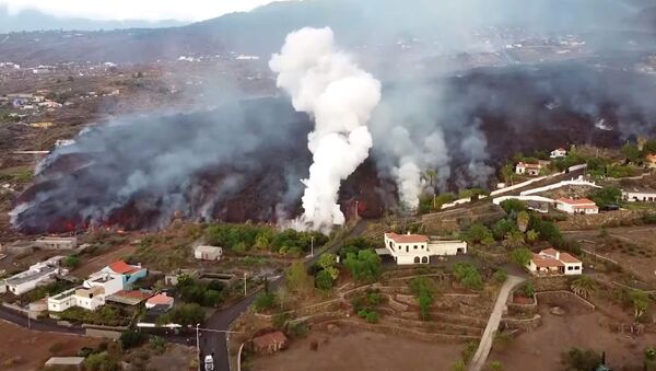 Город в опасности: лава достигла жилого района на испанском острове - Sputnik Қазақстан