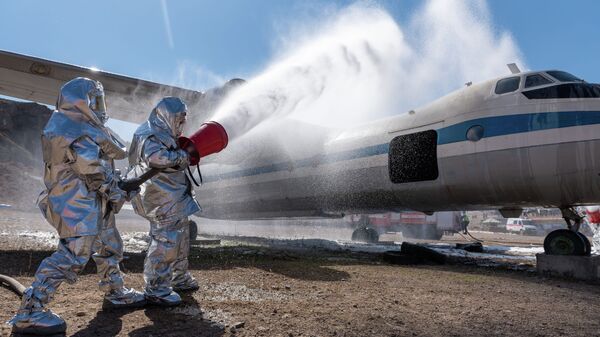 Пожарные отрабатывают тушение самолета во время учений Жер-2021  - Sputnik Казахстан