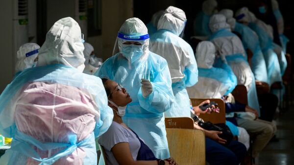 Медики в защитных костюмах берут пробы для ПЦР-теста на коронавирус  - Sputnik Казахстан