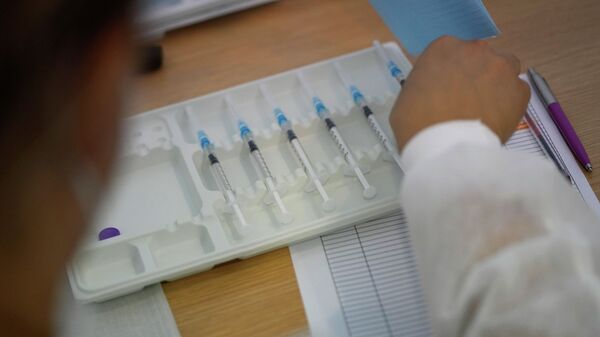 Медик готовит шприцы для вакцинации против коронавируса - Sputnik Қазақстан