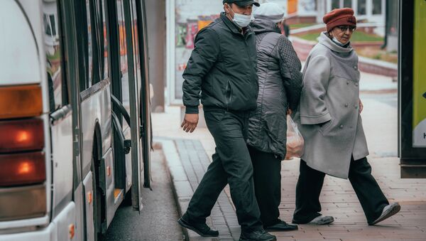 Люди выходят из автобуса на остановке - Sputnik Казахстан