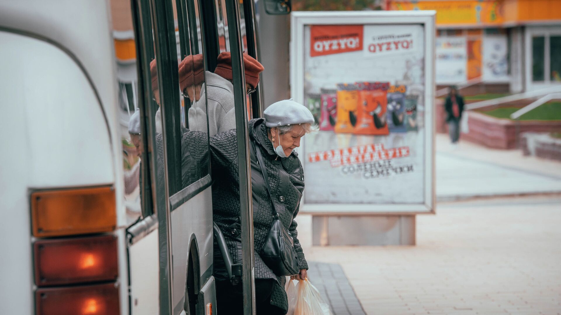 Пожилая женщина выходит из автобуса на остановке - Sputnik Казахстан, 1920, 22.10.2021