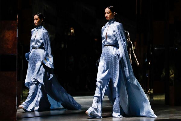 Модели в нарядах из коллекции Fendi во время Миланской недели моды - Sputnik Қазақстан