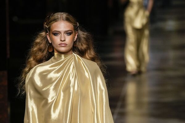 Коллекция Fendi во время Миланской недели моды, Италия - Sputnik Казахстан
