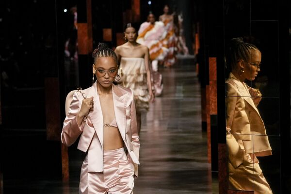 Коллекция Fendi во время Миланской недели моды, Италия - Sputnik Казахстан