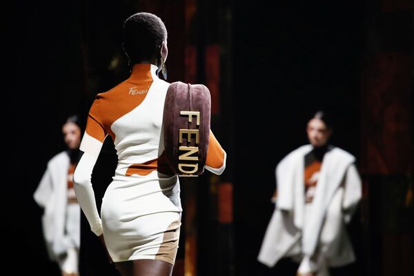 Коллекция Fendi во время Миланской недели моды, Италия - Sputnik Қазақстан