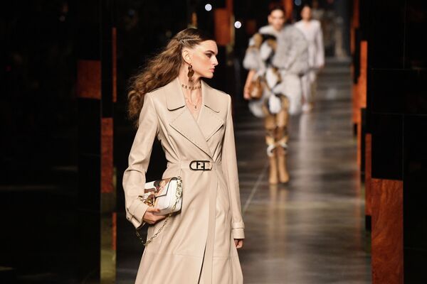 Модель носит творение Fendi из женской коллекции весна-лето 2022, представленной на Неделе моды в Милане 22 сентября 2021 года - Sputnik Казахстан
