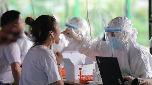 Врач берет пробу для ПЦР-теста на коронавирус  - Sputnik Казахстан