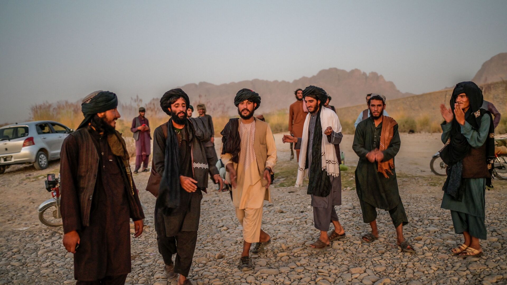 Боевики Талибана* на отдыхе танцуют традиционный танец у реки в Кандагаре - Sputnik Казахстан, 1920, 23.06.2022