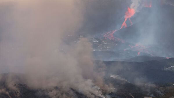 Дым и лава после извержения вулкана на канарском острове Ла-Пальма - Sputnik Казахстан