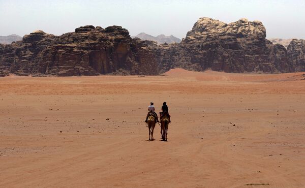 Туристы в южной иорданской пустыне Вади-Рам - Sputnik Қазақстан