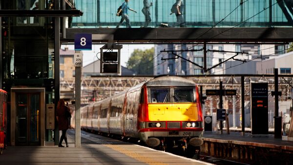 Поезд приближается к железнодорожной станции Кингс-Кросс в Лондоне - Sputnik Қазақстан