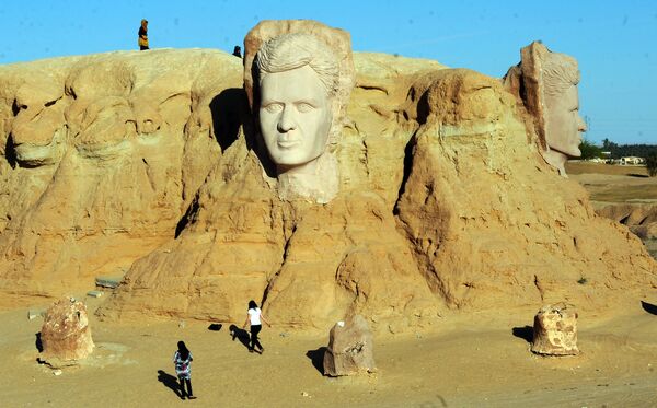 Люди посещают скульптуру великого тунисского поэта Абу Касема - Sputnik Қазақстан