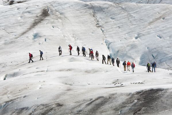 Группа альпинистов на леднике Ватнайокалл, Исландия  - Sputnik Қазақстан