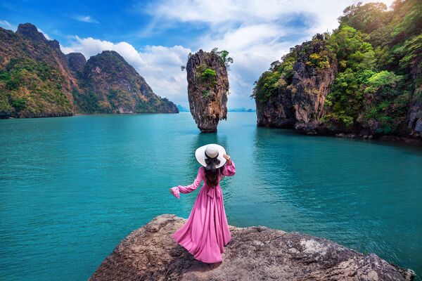 Девушка на скале острова Джеймса Бонда в Пхангнга, Таиланд - Sputnik Қазақстан