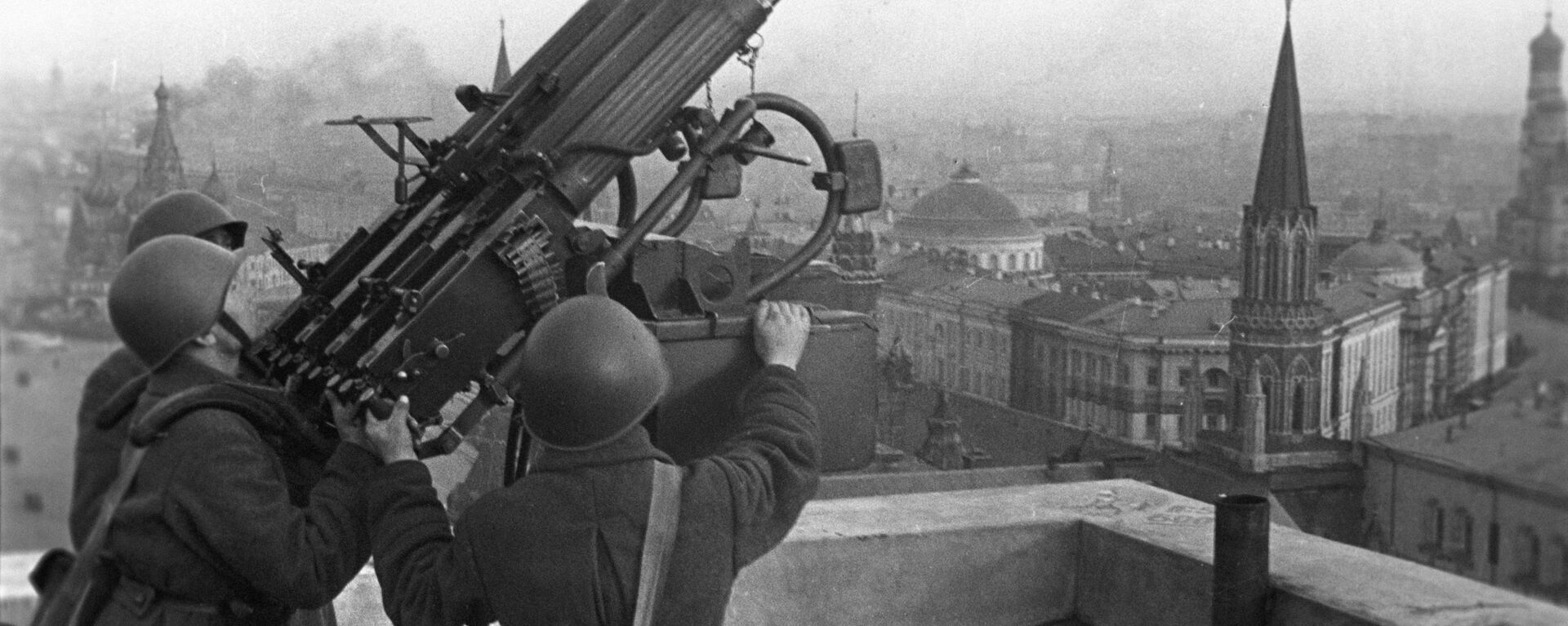 Советские зенитчики на крыше гостиницы Москва, 1941 год - Sputnik Казахстан, 1920, 30.09.2021