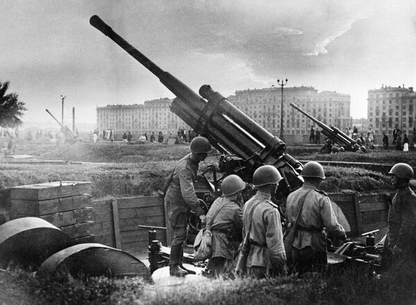 Зенитный расчет у парка культуры и отдыха имени М. Горького, 1941 год - Sputnik Казахстан