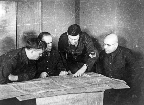Николай Булганин, Георгий Жуков, Василий Соколовский и Иван Хохлов в штабе Западного фронта, 1941 год - Sputnik Казахстан