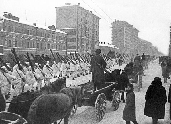  Бойцы Красной Армии отправляются на фронт после военного парада на Красной площади 7 ноября 1941 года - Sputnik Казахстан