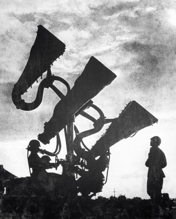 Звукоулавливающая установка ПВО на страже московского неба, 1941 год - Sputnik Казахстан