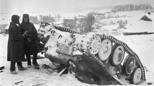 Разгром немецких войск под Москвой. Красноармейцы стоят рядом с подбитым немецким танком. 1941 год - Sputnik Казахстан