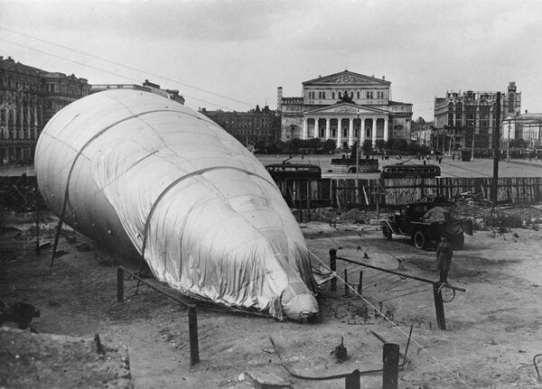 Аэростат ПВО на площади Революции в Москве напротив Большого театра, 1941 год - Sputnik Казахстан