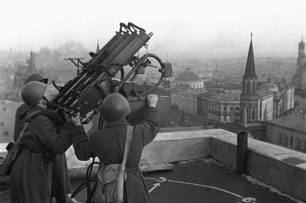 Советские зенитчики на крыше гостиницы Москва, 1941 год - Sputnik Казахстан