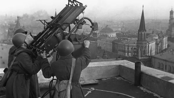 Советские зенитчики на крыше гостиницы Москва, 1941 год - Sputnik Казахстан