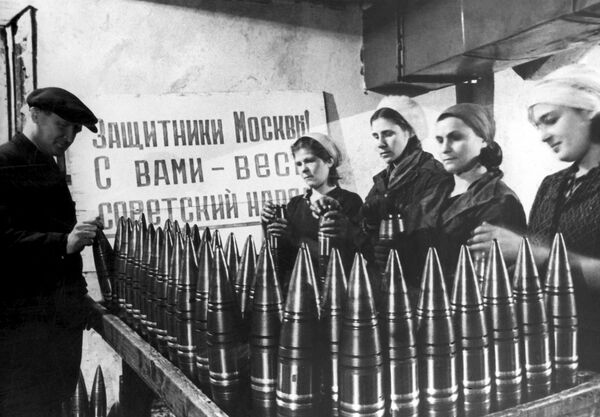Производство боеприпасов на одном из московских заводов, 1942 год - Sputnik Казахстан