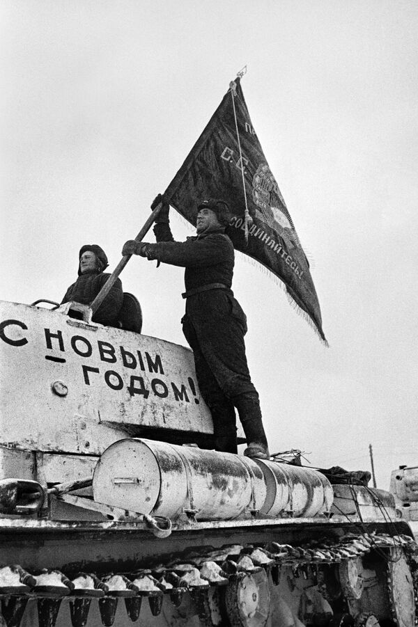 Танкист устанавливает знамя части на танк, 1941 год - Sputnik Казахстан