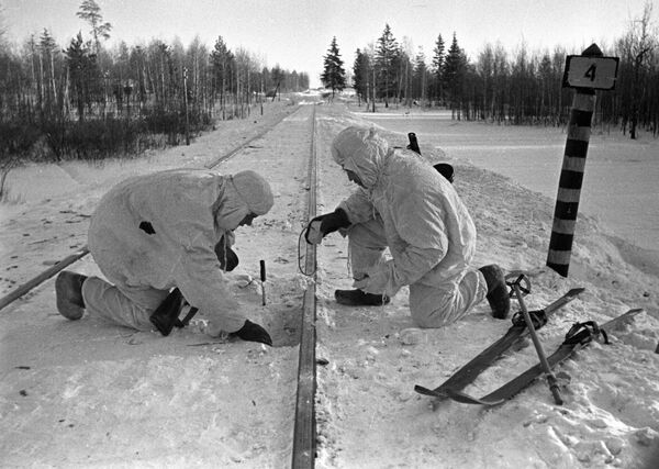 Советские бойцы минируют железнодорожные пути под Москвой, 1941 год - Sputnik Казахстан
