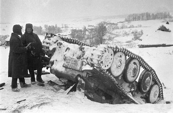 Разгром немецких войск под Москвой. Красноармейцы стоят рядом с подбитым немецким танком. 1941 год - Sputnik Казахстан